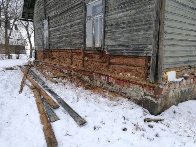 Lõuna külje akna alused